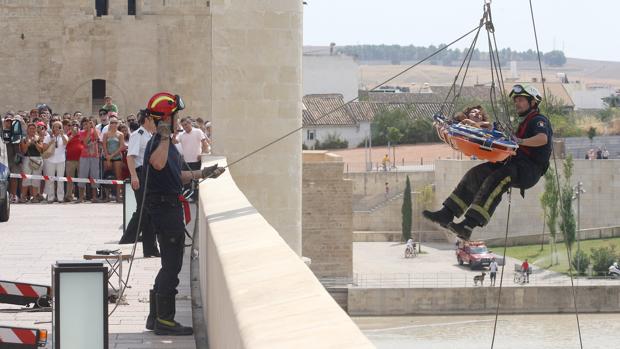 Bomberos rescatan a un turista italiano que cayó al río mientras se hacía un selfie en la ribera