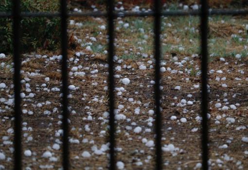 Granizo caído en un patio de Córdoba