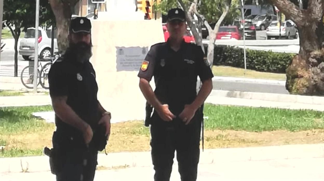 Los dos agentes en la puerta de la comisaría