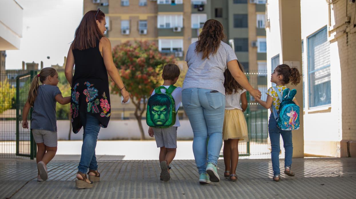 Madres llevando a sus hijos al colegio en el comienzo del pasado curso escolar