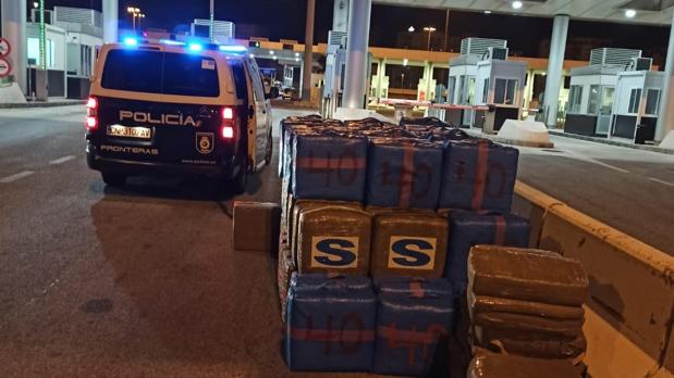 Intervenidas 4,5 toneladas de hachís en el doble fondo de un tráiler en el puerto de Algeciras