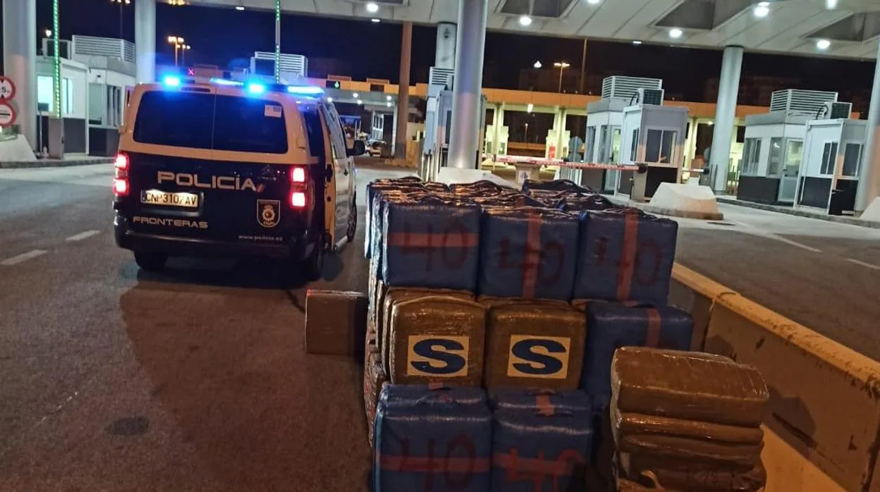 Imagen de parte de la droga intervenida en esta operación en el puerto de Algeciras