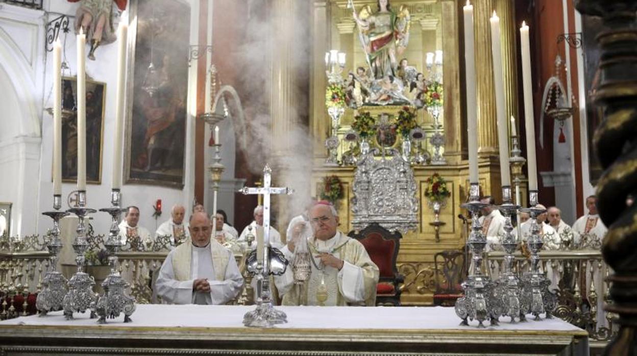 El obispo de Córdoba, Demetrio Fernández, oficiando una misa ante el Arcangel San Rafael