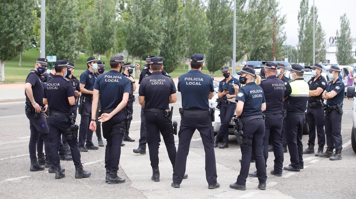 Agentes de la Policía Local de Córdoba, durante una actuación en el Arenal