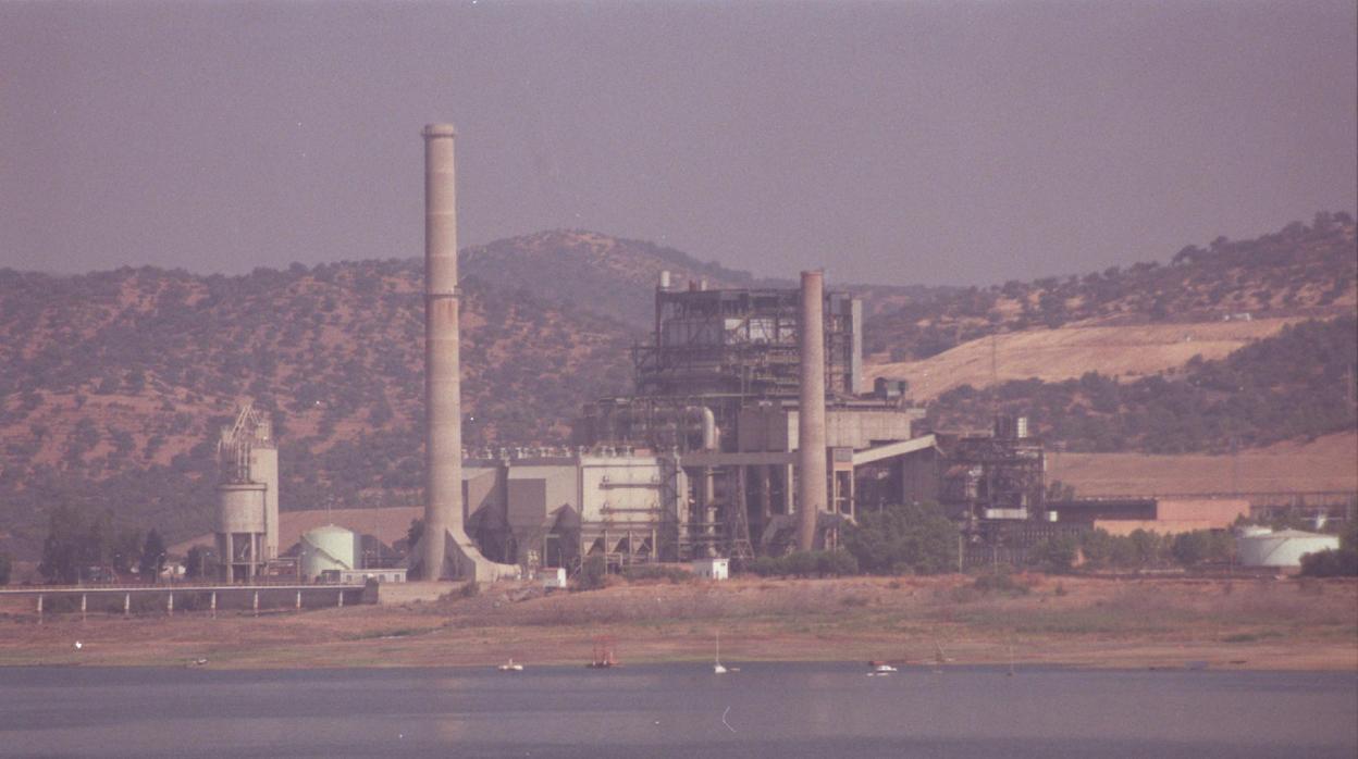 Vistas de la Central Térmica de Puente Nuevo en Priego