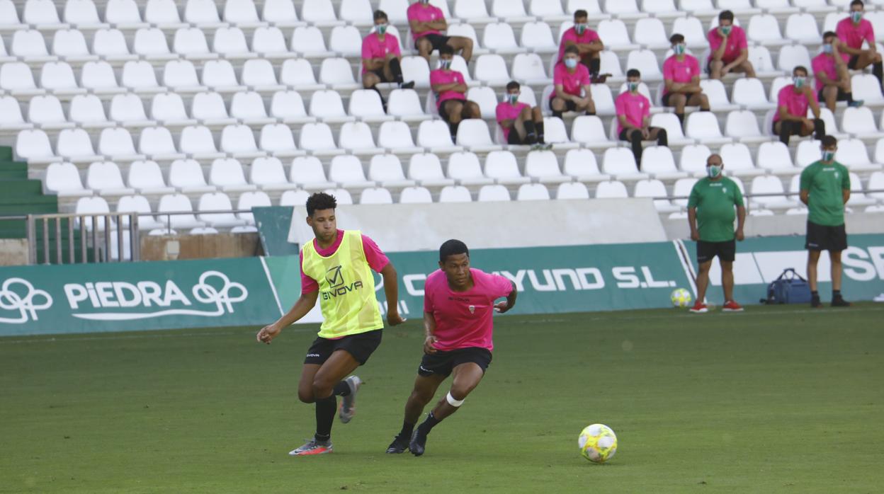 Darren Sidoel (d), único fichaje oficial, en una acción del Córdoba CF ante el B este viernes en El Arcángel