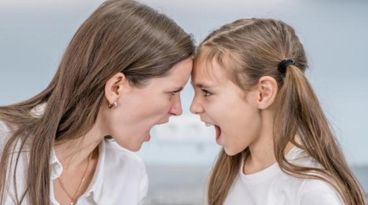 Madre e hija gritándose