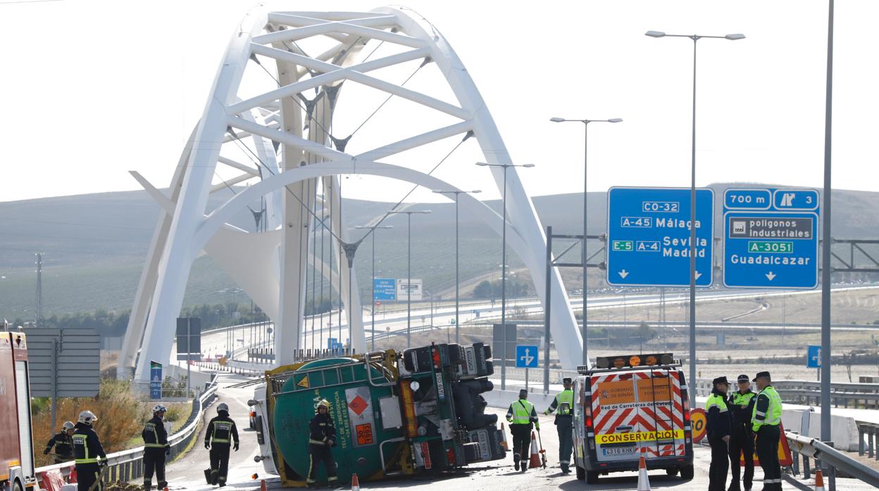 Vuelco de un camión a la entrada del puente Abbás Ibn Firnas, el pasado diciembre