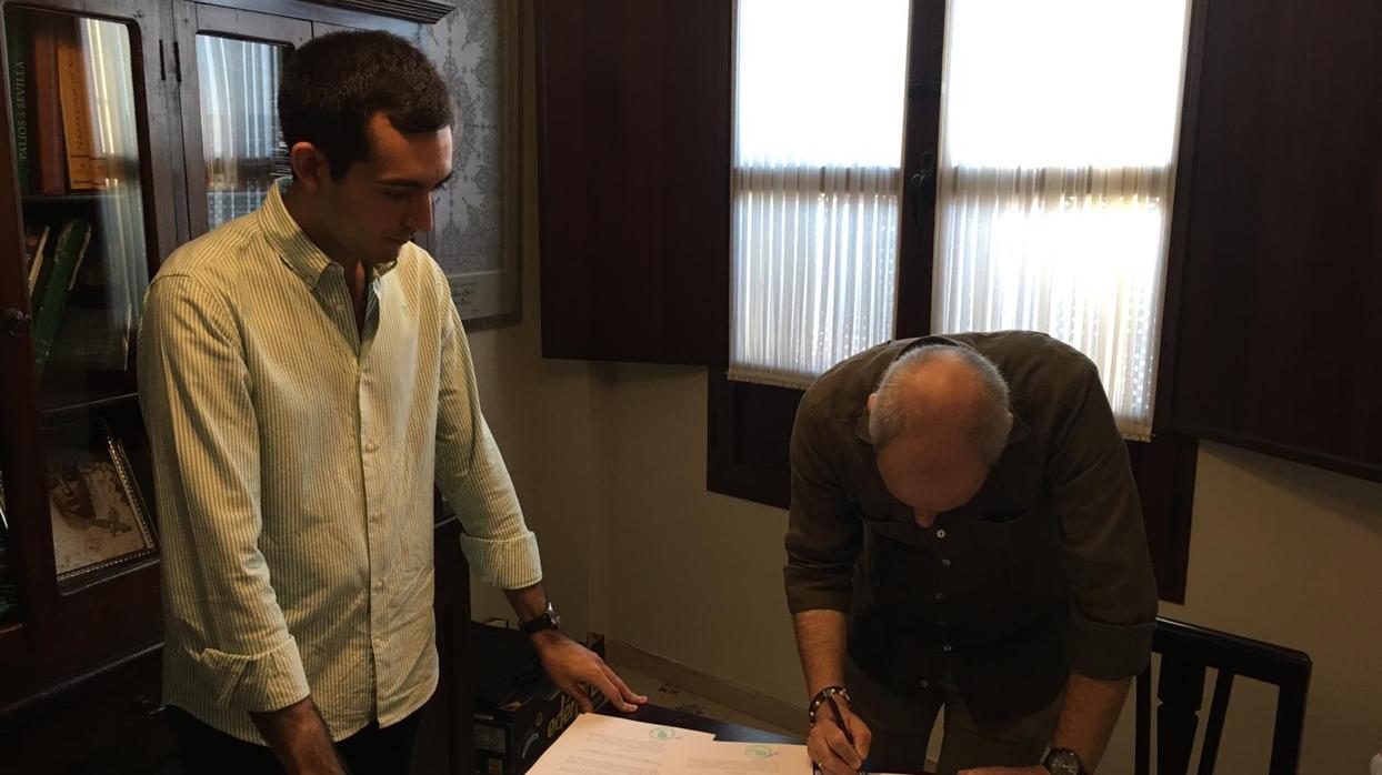 Manu SAntos, a la izquierda de la imagen, realizando la firma de los últimos proyectos