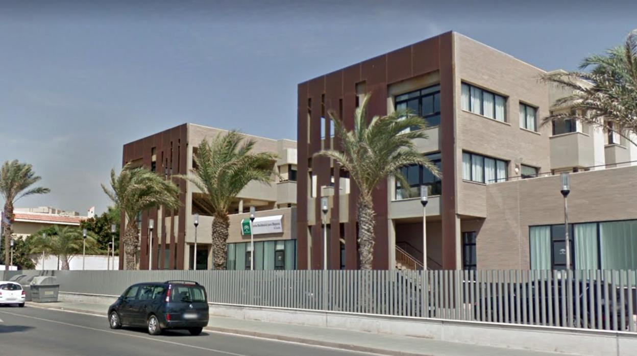 Residencia de mayores El Zapillo, ubicada junto al paseo marítimo de Almería capital.