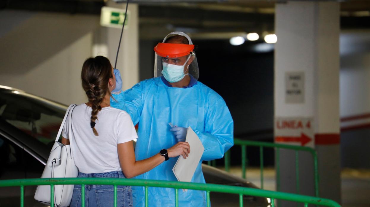 Personal sanitario hace la prueba PCR a uno de los jóvenes asistentes a la fiesta en Córdoba