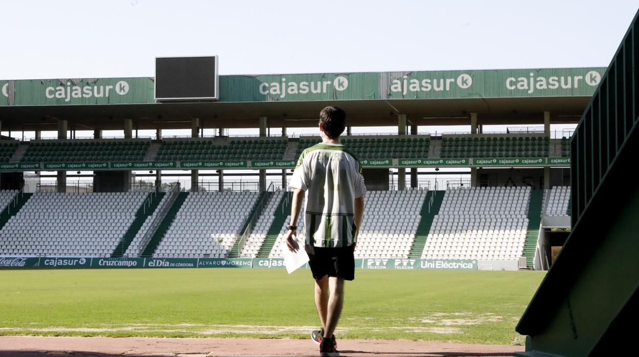 Un aficionado entra al estadio después de renovar su abono con el Córdoba CF