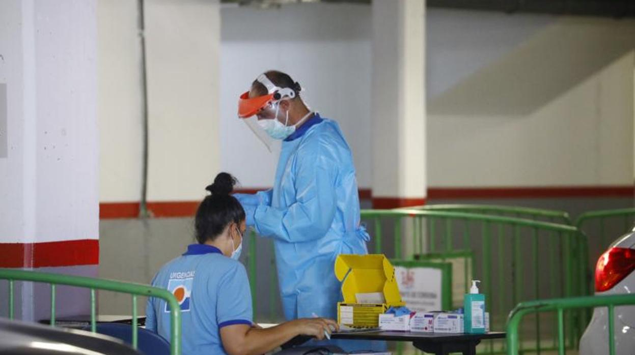 Sanitarios realizan pruebas PCR en el centro de salud Castilla del Pino