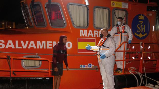 Cuatro positivos por Covid en una patera rescatada esta madrugada en Almería