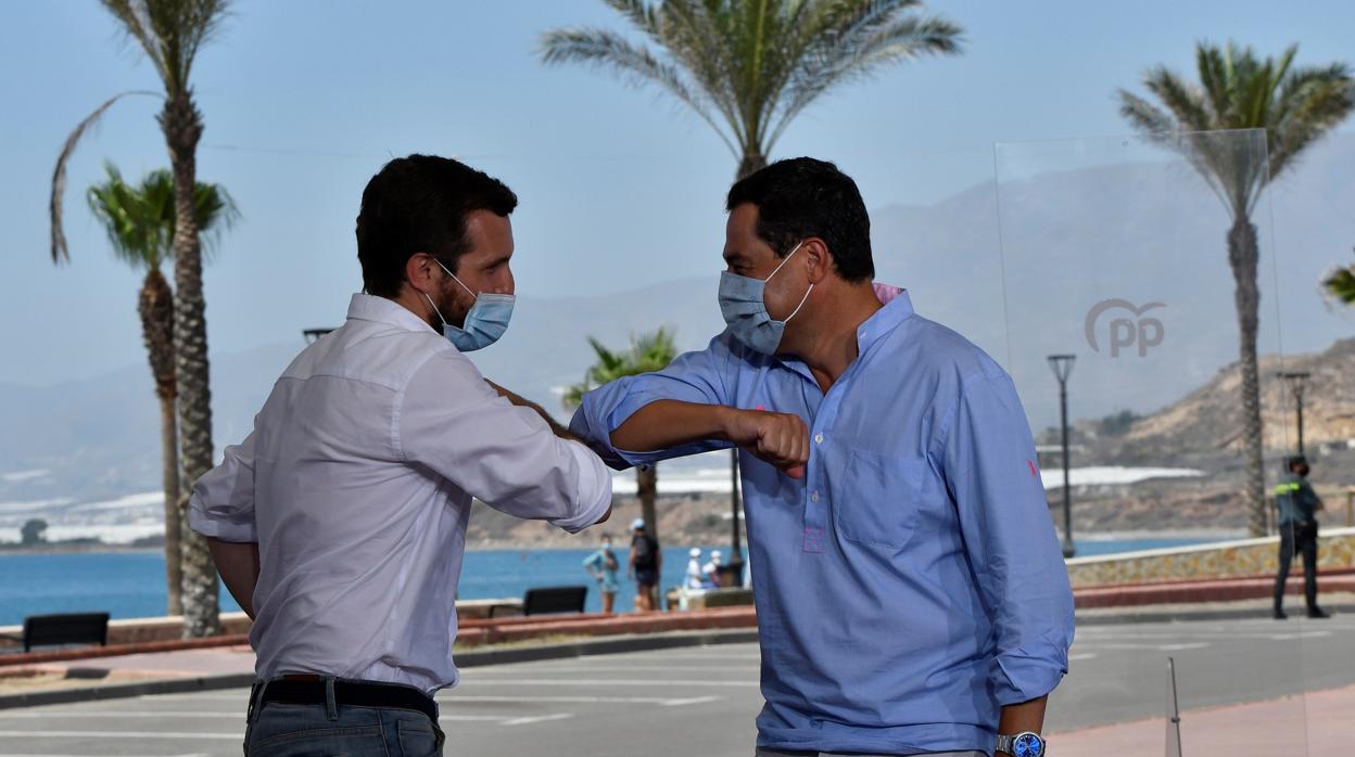 El presidente de la Junta de Andalucía, Juanma Moreno, ayer en Balanegra, en Almería con Casado