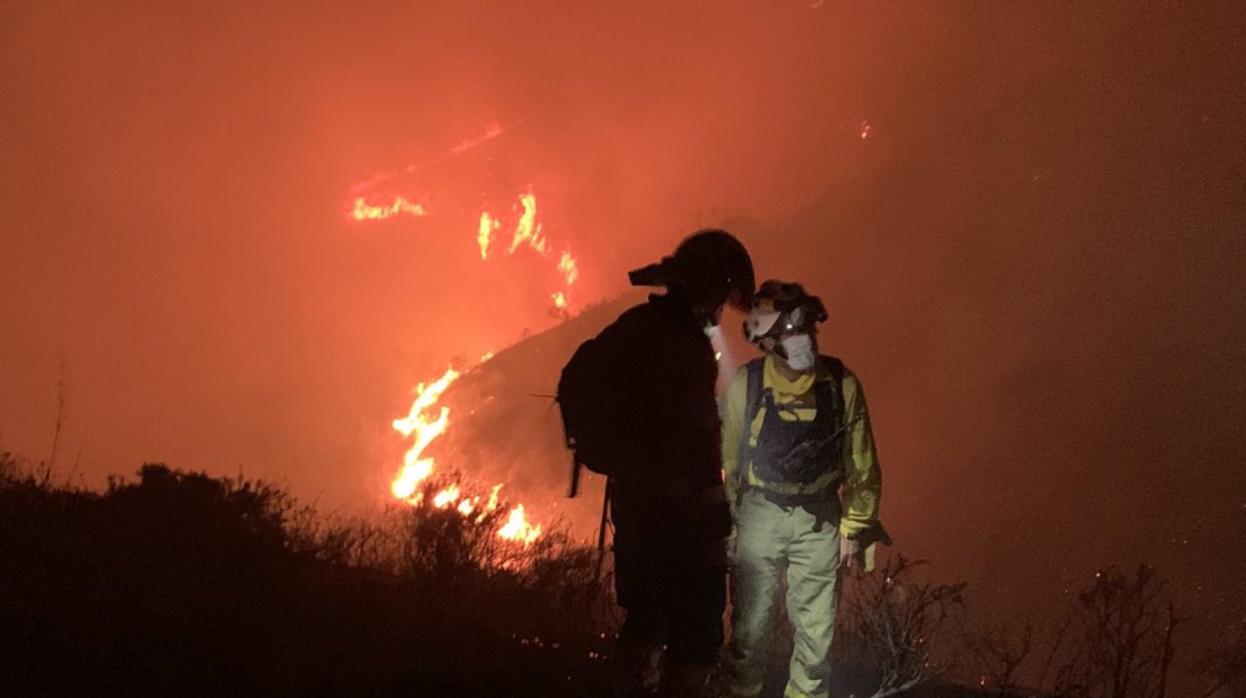 Dos bomberos trabajando durante la noche en Colmenar