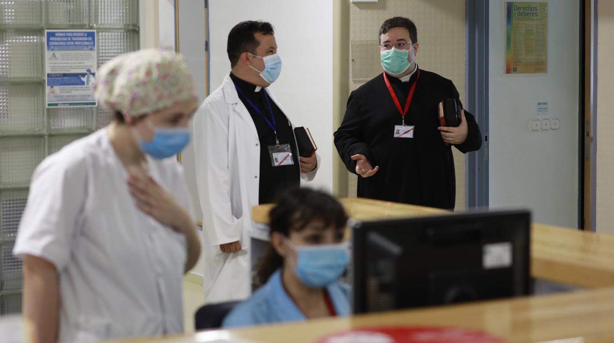 Un capellán en el Hospital Reina Sofía de Córdoba