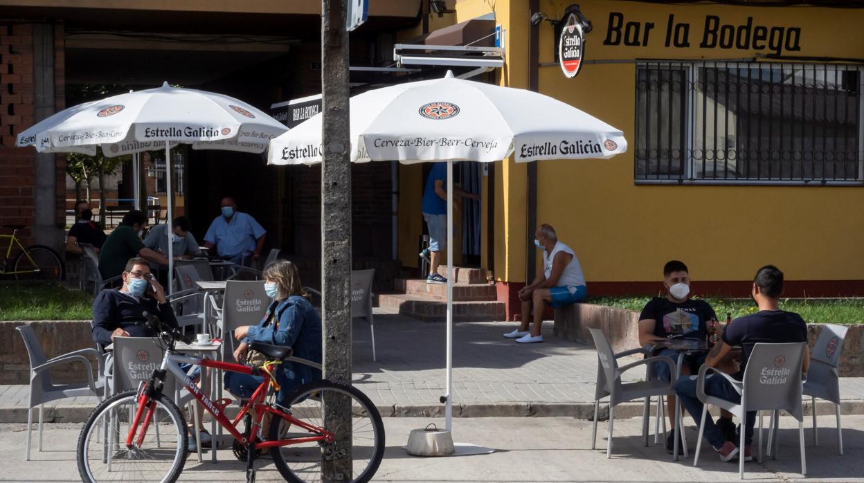 Terraza de un restaurante adaptada a las medidas de seguridad e higiene necesarias para prevenir el contagios