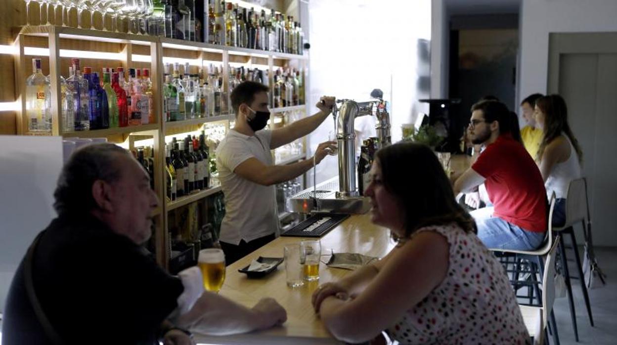 Clientes en un local de ocio de Córdoba