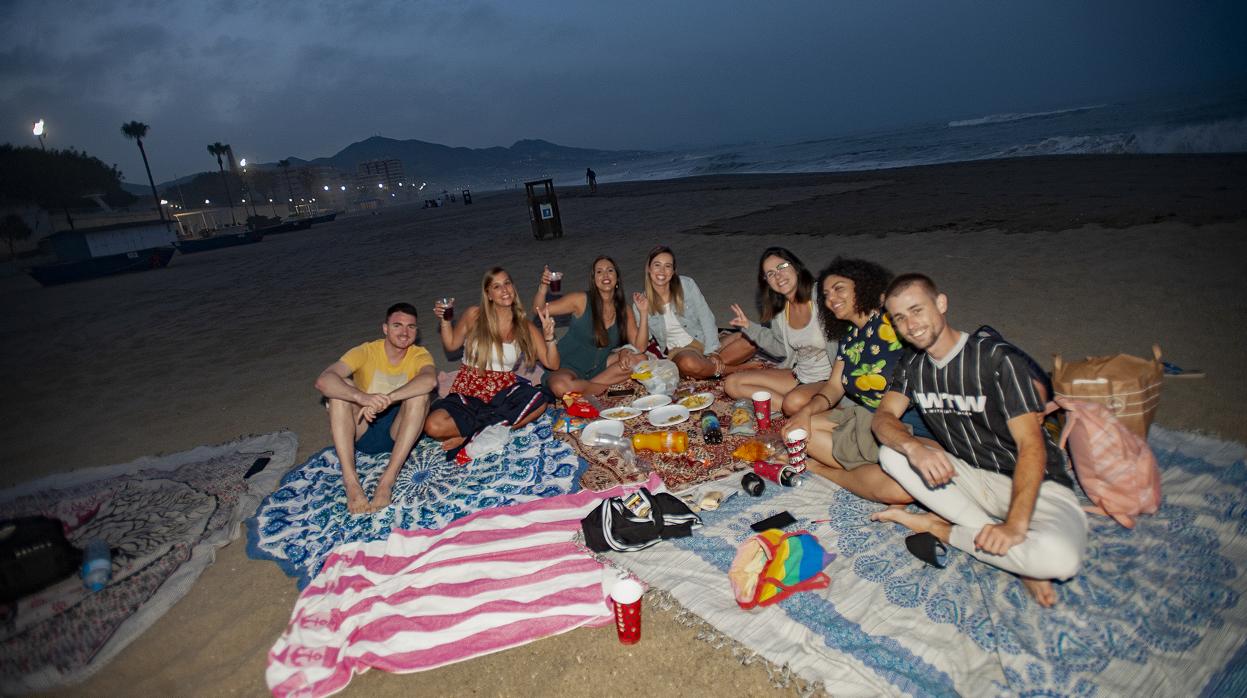 Jóvenes de botellón y picnic en una playa de Málaga