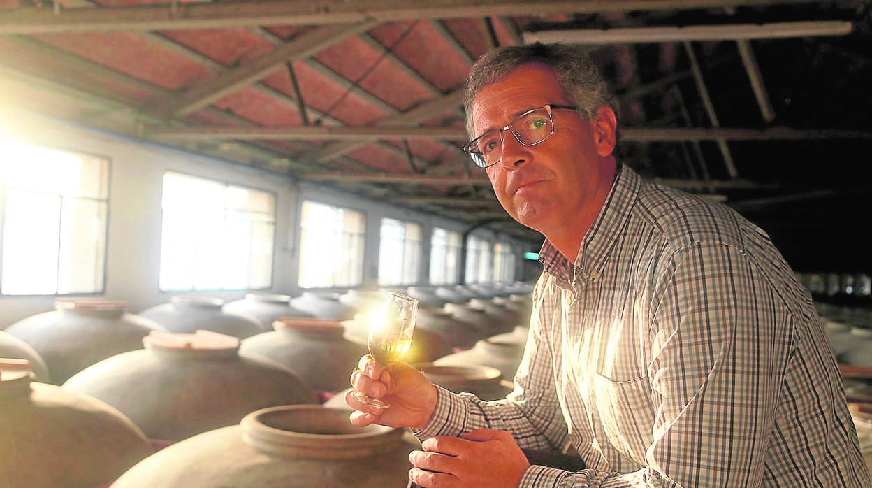 Antonio López, en una bodega de conos