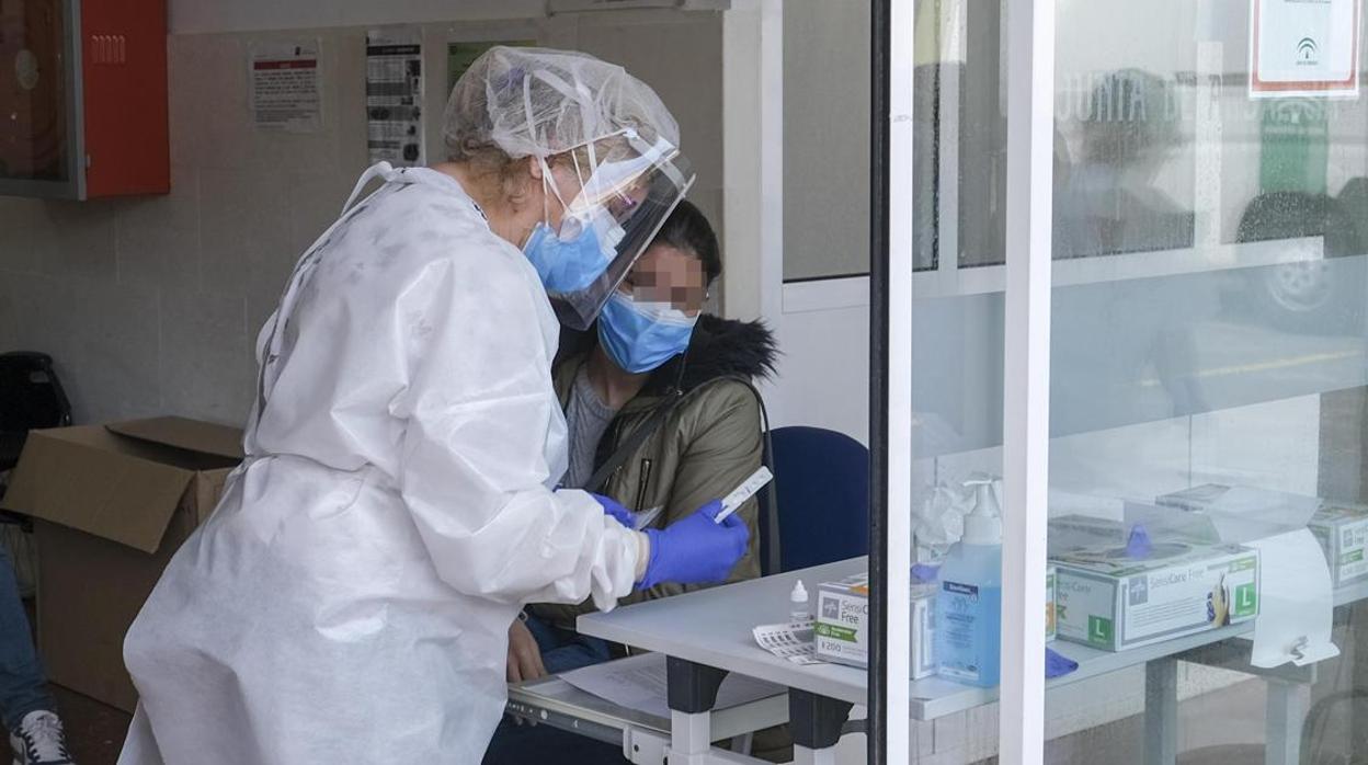 Sanitaria realizando una prueba de coronavirus en Cádiz