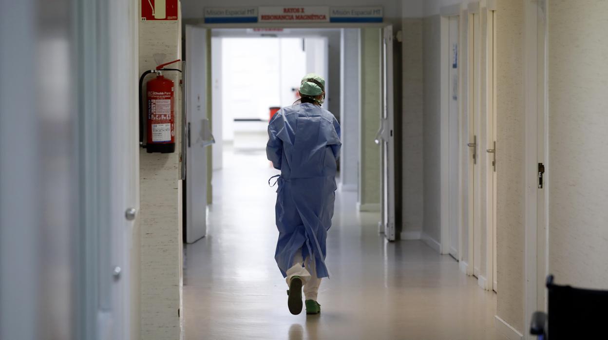 Un profesional sanitario en el hospital de la Cruz Roja