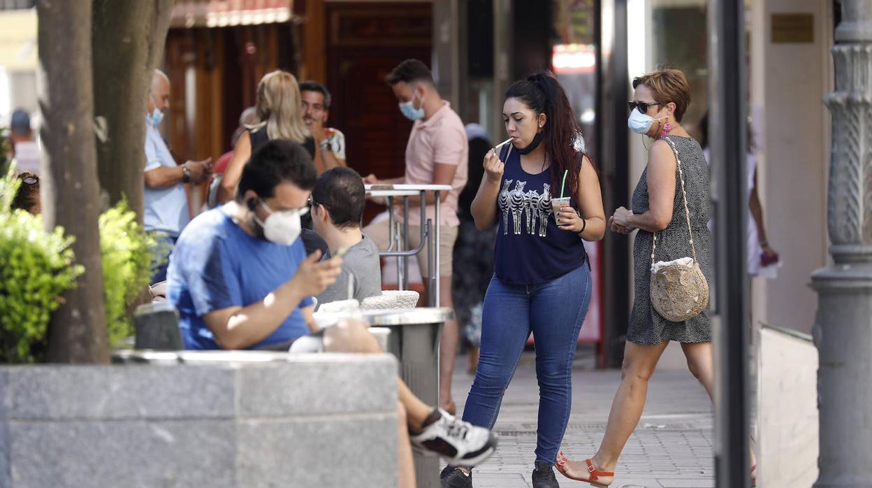 Una mujer enciende un cigarro en la Plaza de las Tendillas