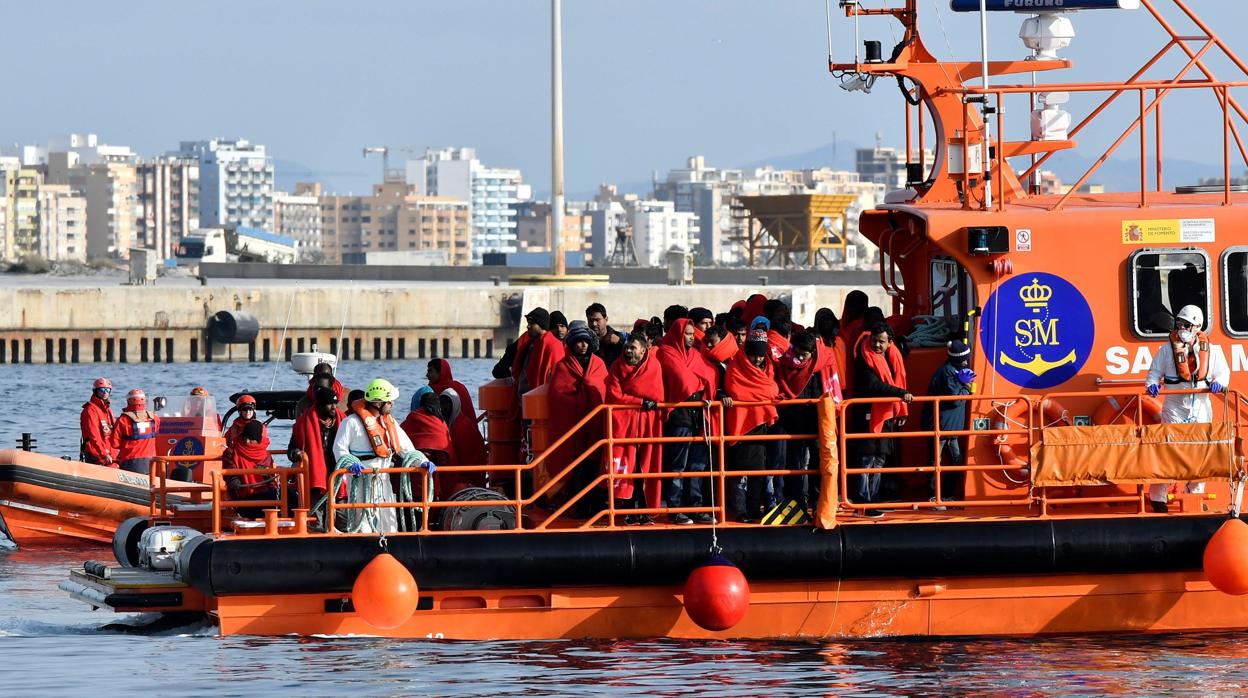 Un barco de Salvamento Marítimo desembarca inmigrantes en Almería