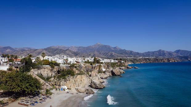 Nerja cierra las playas por la noche para evitar botellones