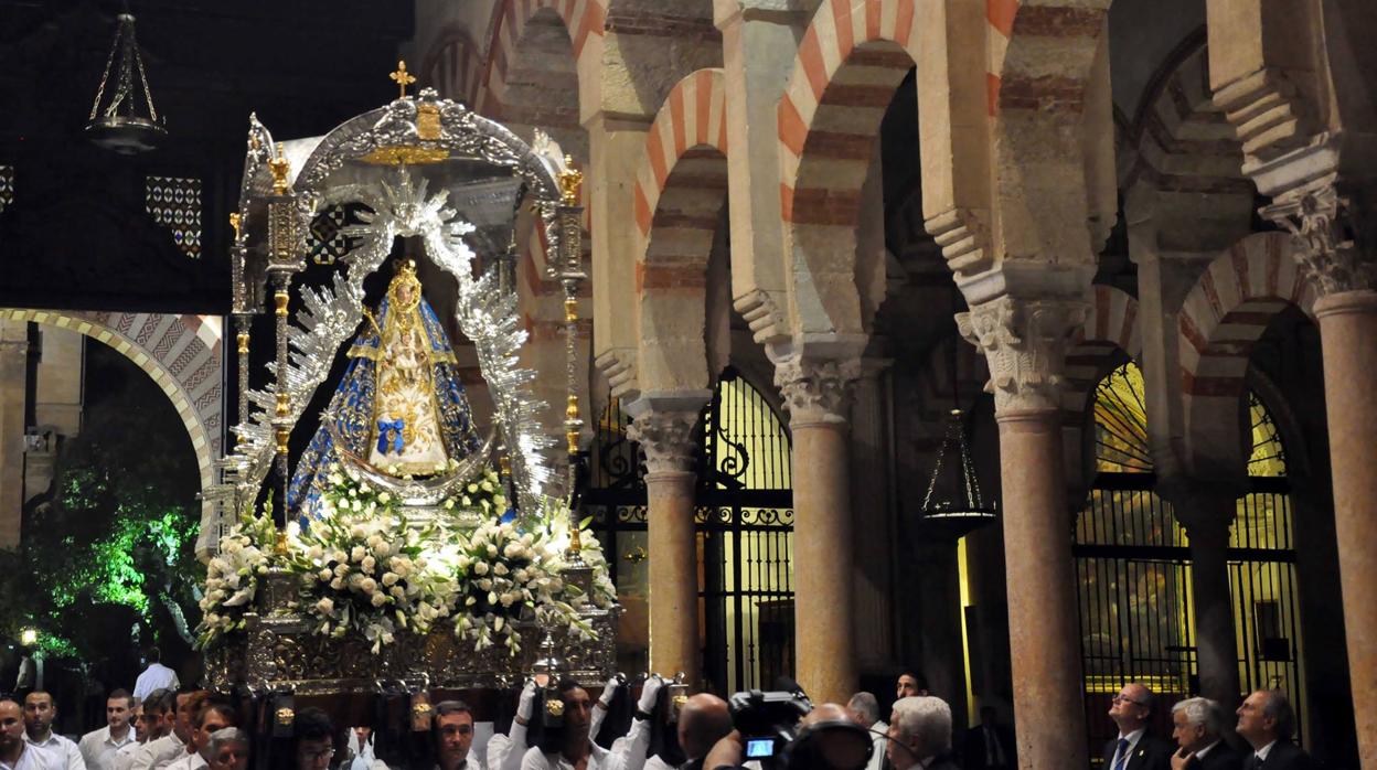 La Virgen del Valle de Santaella en la Mezquita-Catedral, durante la celebración del Regina Mater