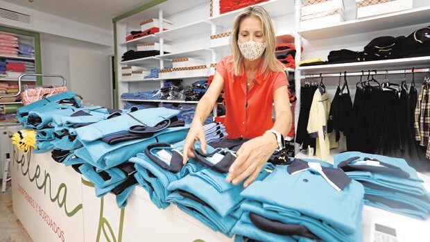 La incertidumbre retrasa las compras de uniformes y libros para la vuelta al «cole» en Córdoba