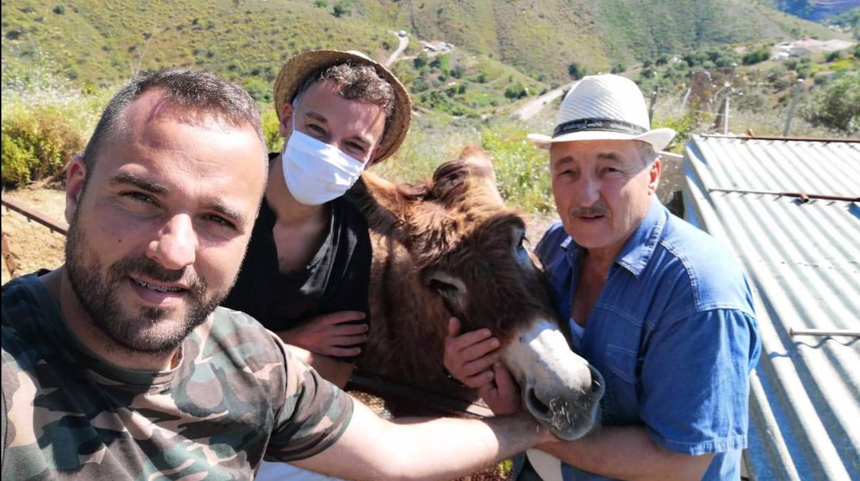 Ismael y su familia, junto a «Baldo» en El Borge