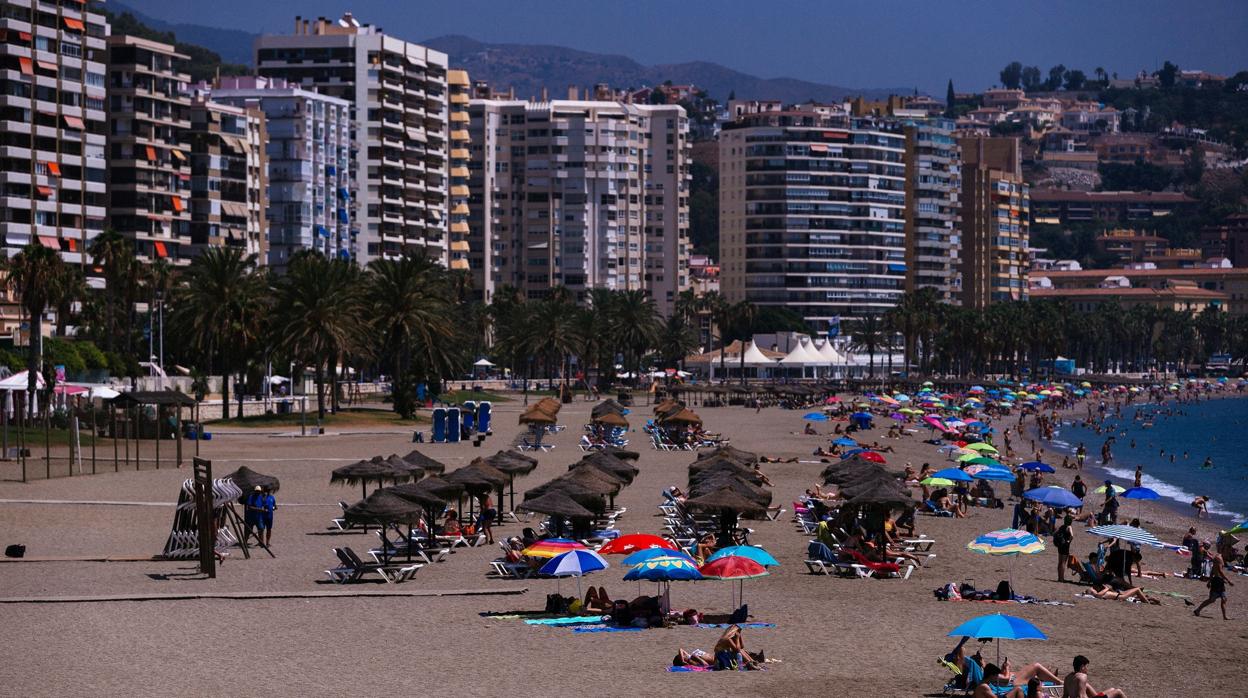 Vista general de la playa de La Malagueta en la capital de la Costa del Sol.