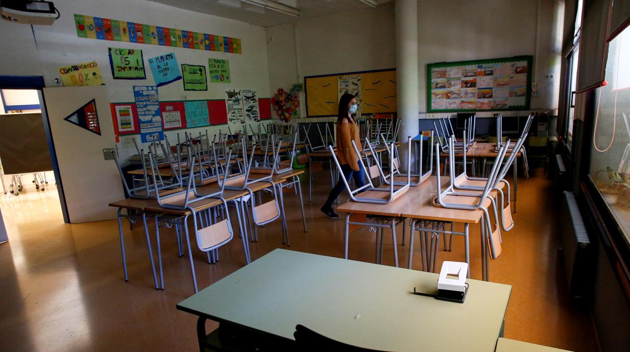 Vista de un aula vacía durante el periodo estival