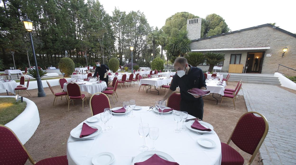 Camareros preparan mesas en «La Bodega del Brilante» de Córdoba