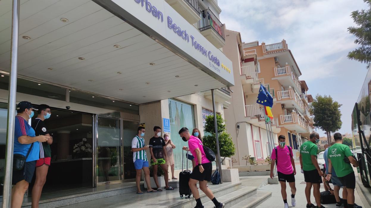 Los jugadores del Córdoba CF, a su llegada al hotel de concentración en Torrox