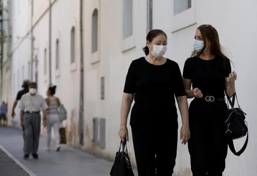 Las dos mujeres, de camino al centro de salud Levante Sur