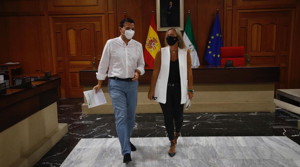 El alcalde y la primera teniente de alcalde, hoy durante su comparecencia en el Ayuntamiento de Córdoba