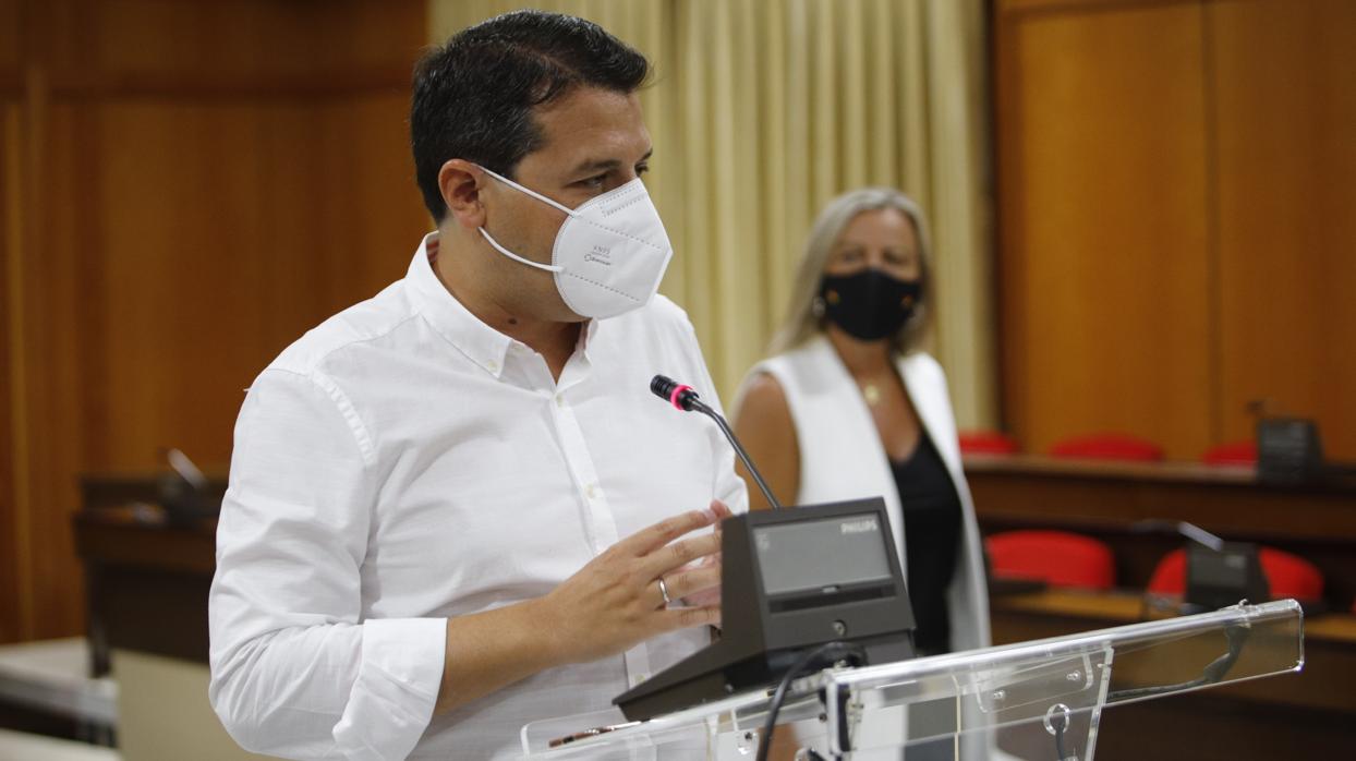 El alcalde de Córdoba, hoy durante su comparecencia junto a la primera teniente de alcalde