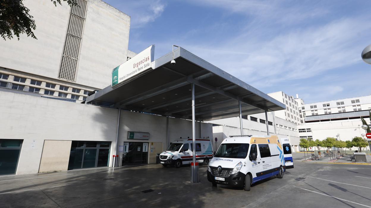 Varias ambulancias esperan en la puerta de Urgencias del hospital Reina Sofía de Córdoba