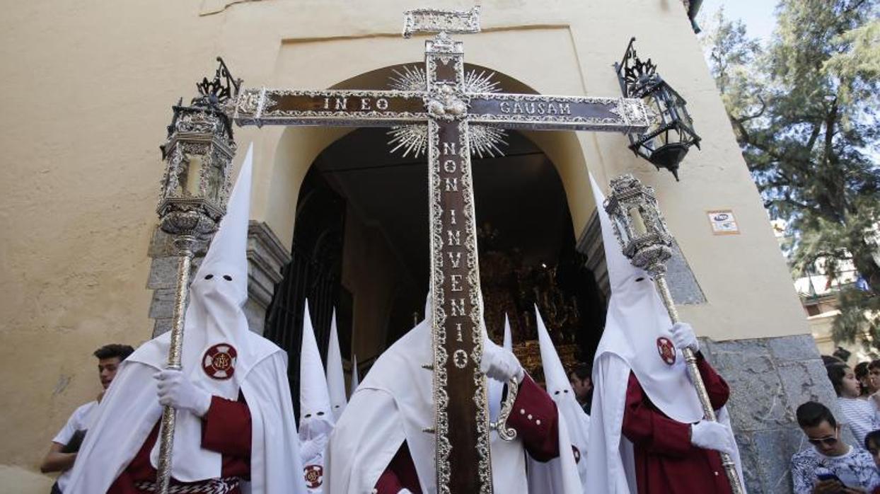 Salida de la Cruz de guía de la hermandad de la Sentencia