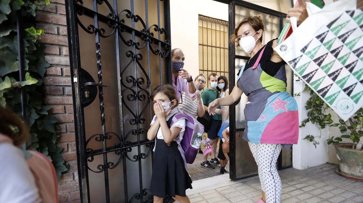 Alumnos acceden a un colegio en Córdoba