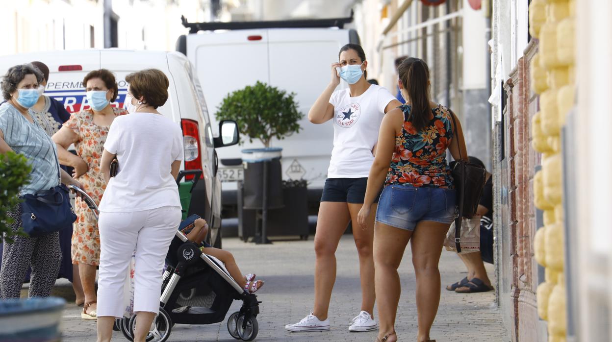 Varias mujeres hacen cola en una calle de Montalbán, municipio del Distrito Sur de Córdoba