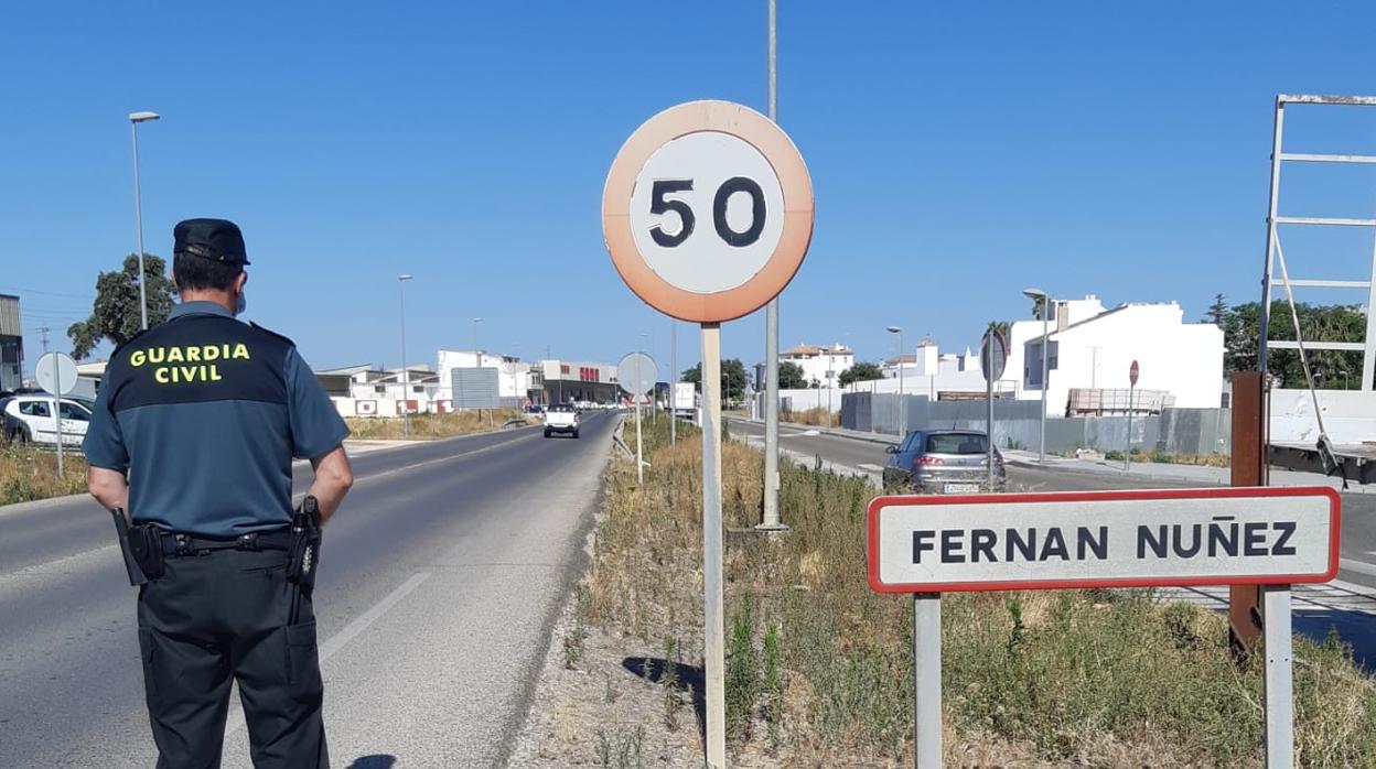 Un agente de la Guardia Civil a la entrada del municipio de Fernán Núñez