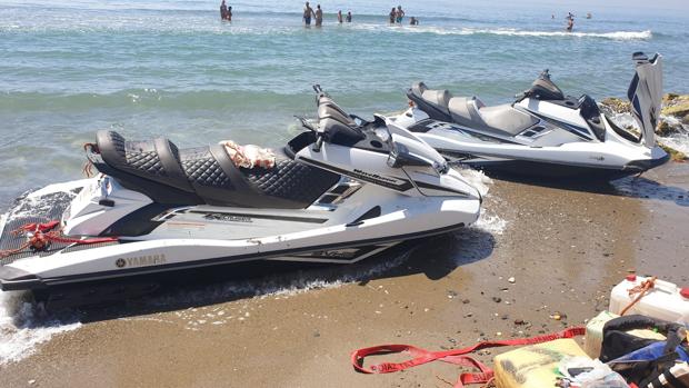 Dos motos de agua cargadas de droga entran en una playa de Marbella llena de bañistas