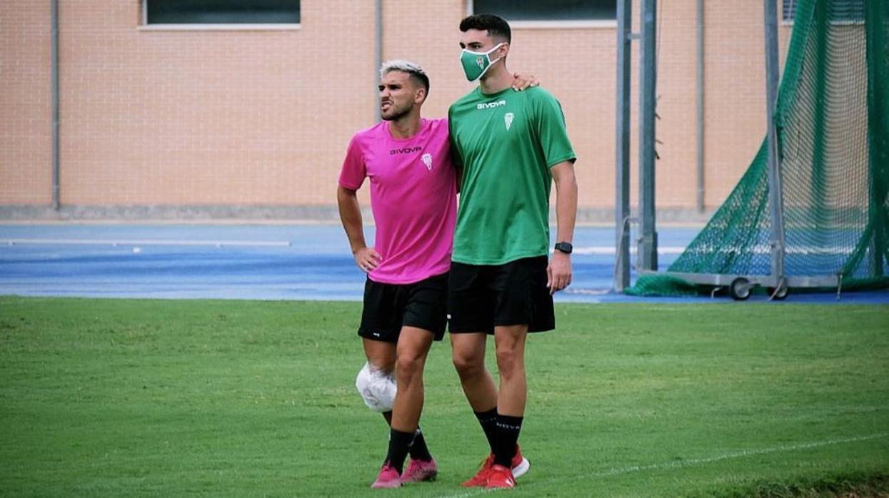 Iván Robles, con hielo en su rodilla derecha