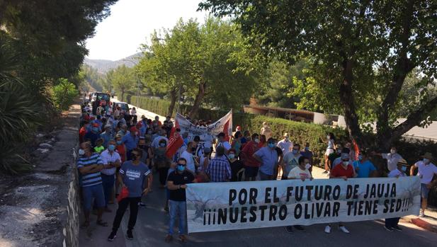 Regantes de tres aldeas de Lucena piden a la Confederación Hidrográfica una balsa para el olivar