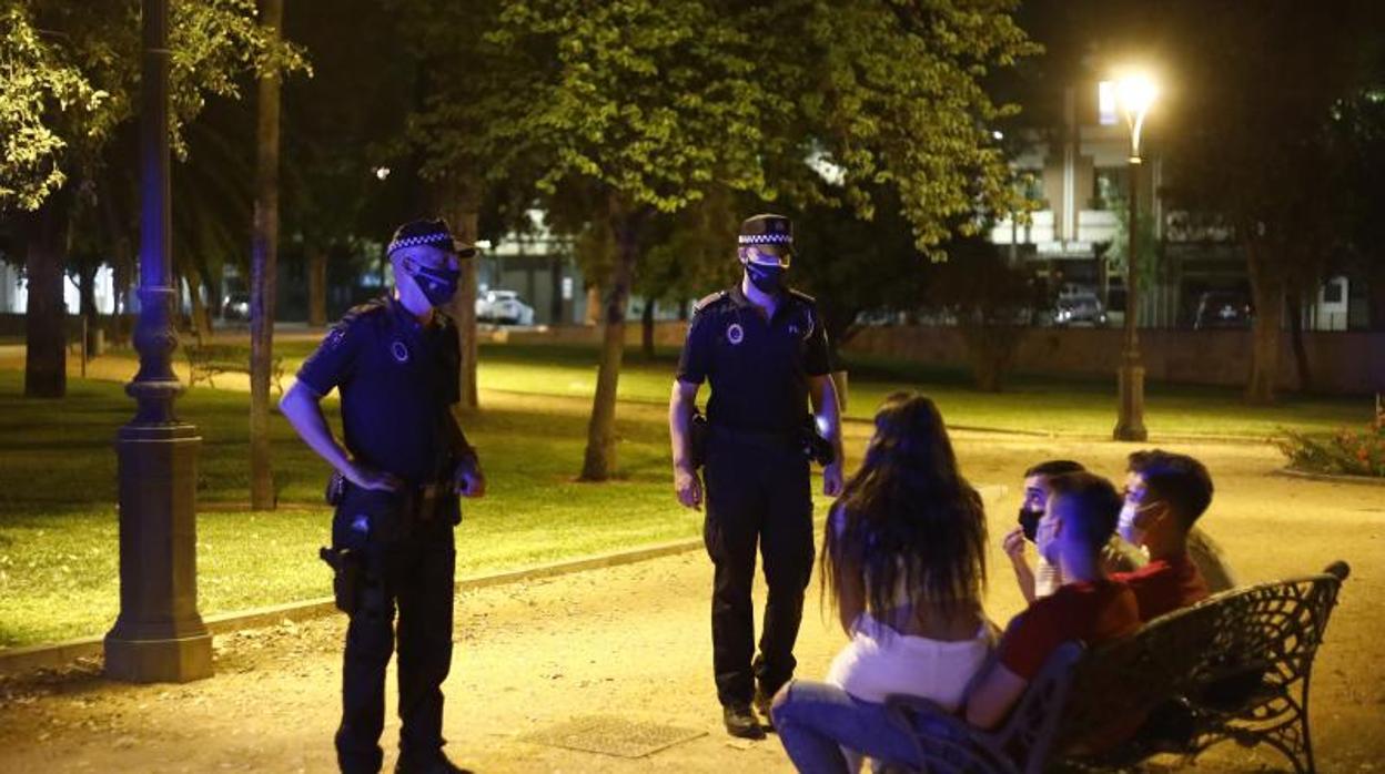 Una patrulla conversa con jóvenes en un parque de Córdoba el fin de semana pasado