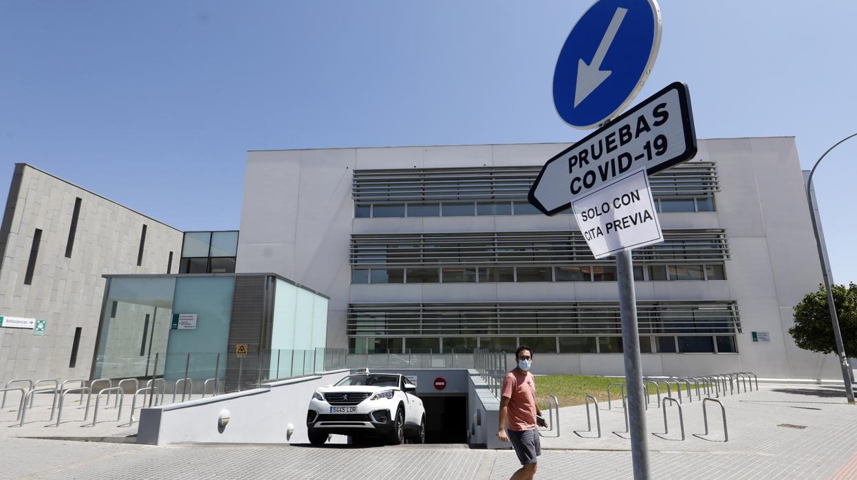 Acceso al «autocovid» del centro de salud Carlos Castilla del Pino en Córdoba